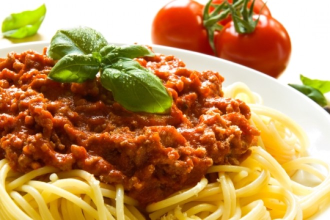 Spaghetti z grysem sojowym i pomidorami