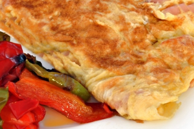 Omlet na maśle z zieloną papryką, mleko; pomarańcza 