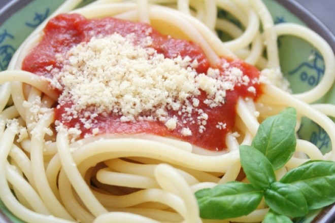 Spaghetti pełnoziarniste z pomidorami, parmezanem i świeżą bazylią 