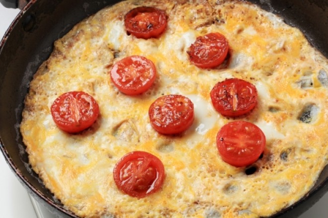 Omlet na maśle z pomidorami, pieczywo graham