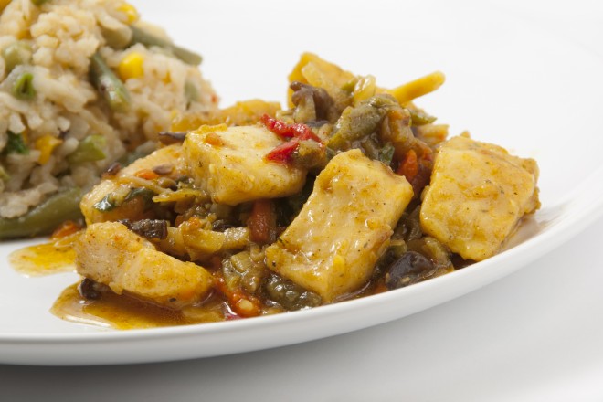 Ryba curry z dzikim ryżem i sałatą