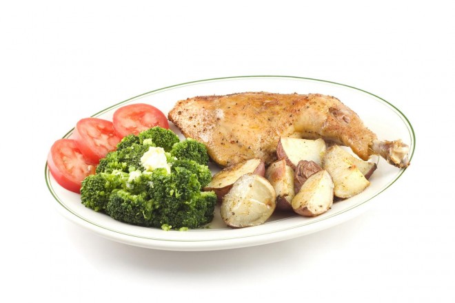 Grillowany kurczak z pieczonymi ziemniakami i brokułami