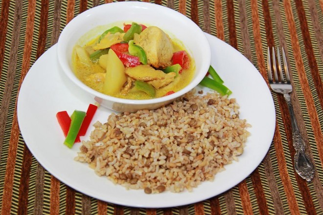 Kurczak curry z naturalnym ryżem i sałatą