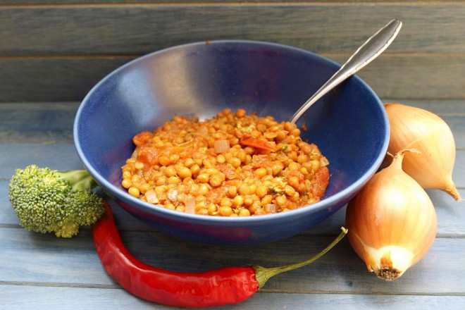 Brązowy ryż z soczewicą i pomidorami