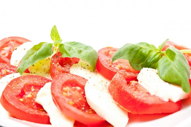 Mozarella z pomidorami, bazylią i oliwą; jogurt