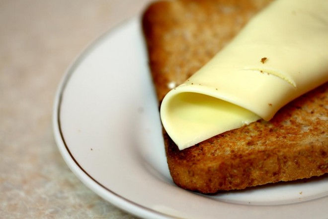 Chleb żytni z serem i cykorią; kefir 