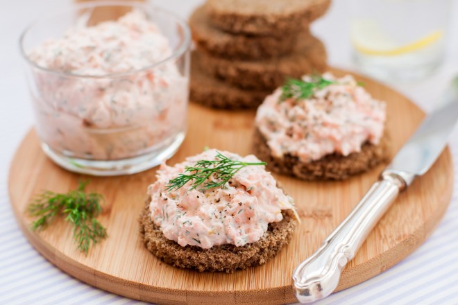 Chleb chrupki żytni; pasta z twarogu i sardynek z koperkiem