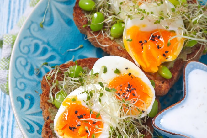 Chleb chrupki żytni z jajkiem, polędwicą, koncentratem i pestkami słonecznika