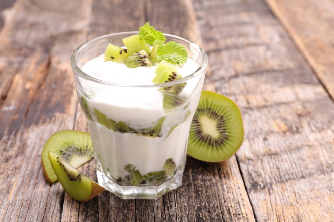 Jogurt naturalny, jajko na miękko, szynka z indyka; kiwi