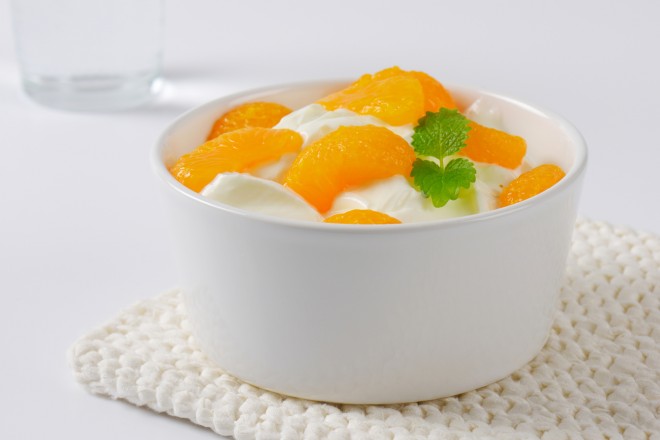 Jogurt naturalny, jajko na miękko, szynka z kurczaka; mandarynki