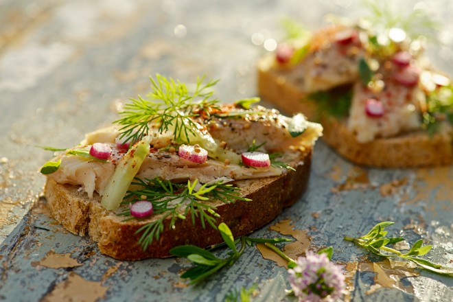 Pieczywo graham z makrelą i ogórkiem; sok pomidorowy; kiwi 