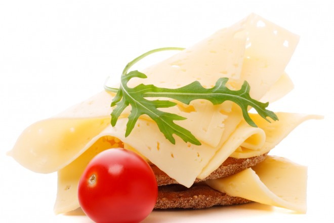 Chleb pełnoziarnisty z serem żółtym i papryką; pomelo